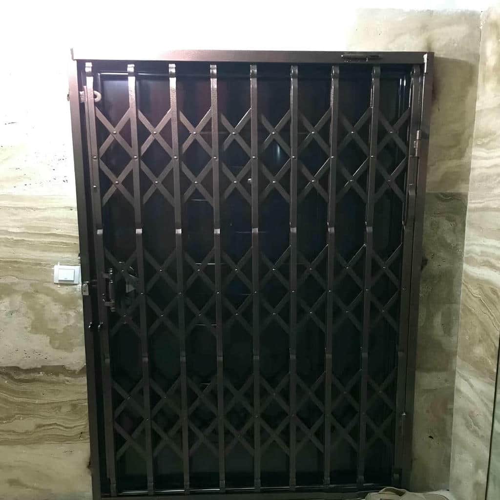 نصب درب آکاردئونی حفاظ آپارتمان چهارگل در رشت