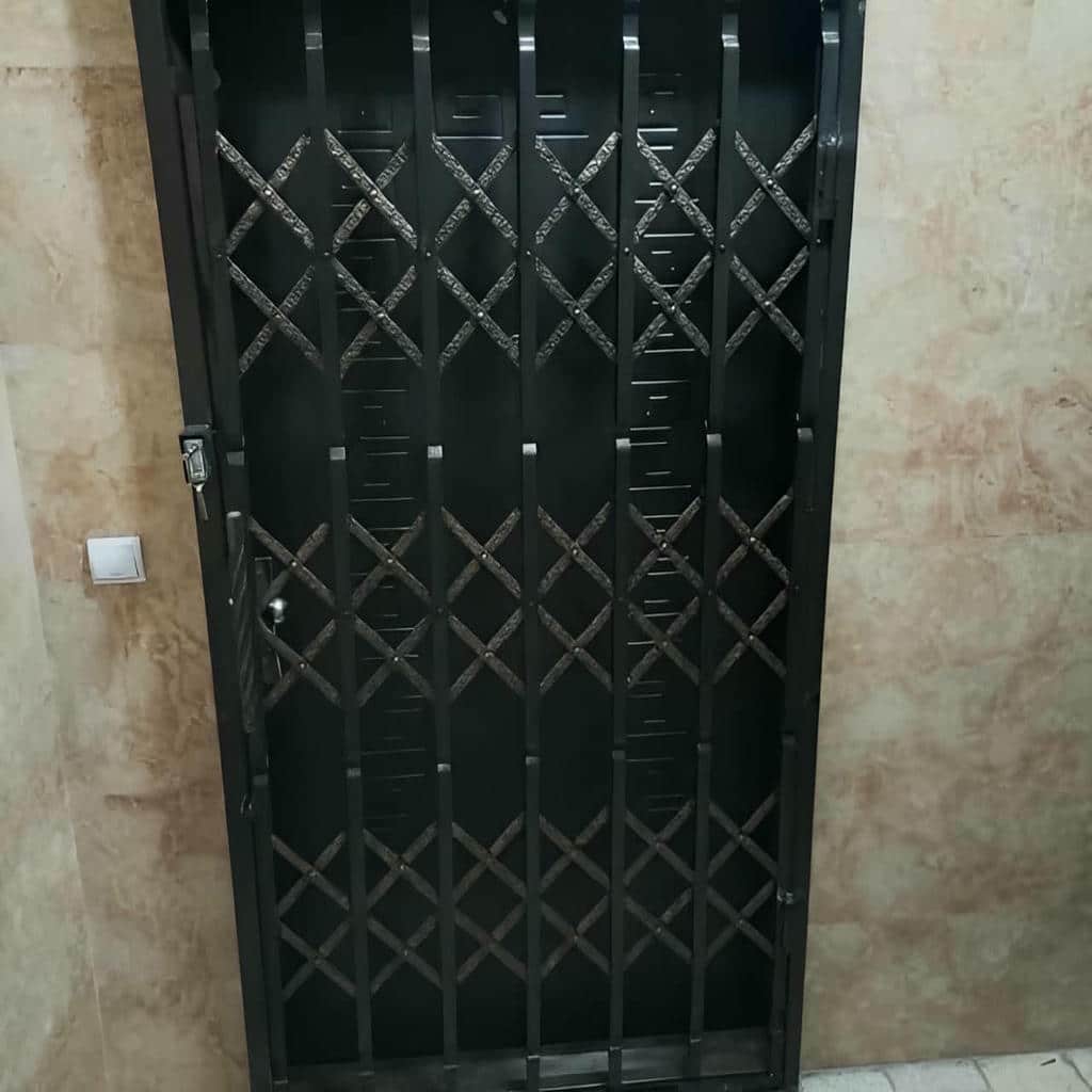 نصب درب آکاردئونی حفاظ آپارتمان چهارگل در اراک