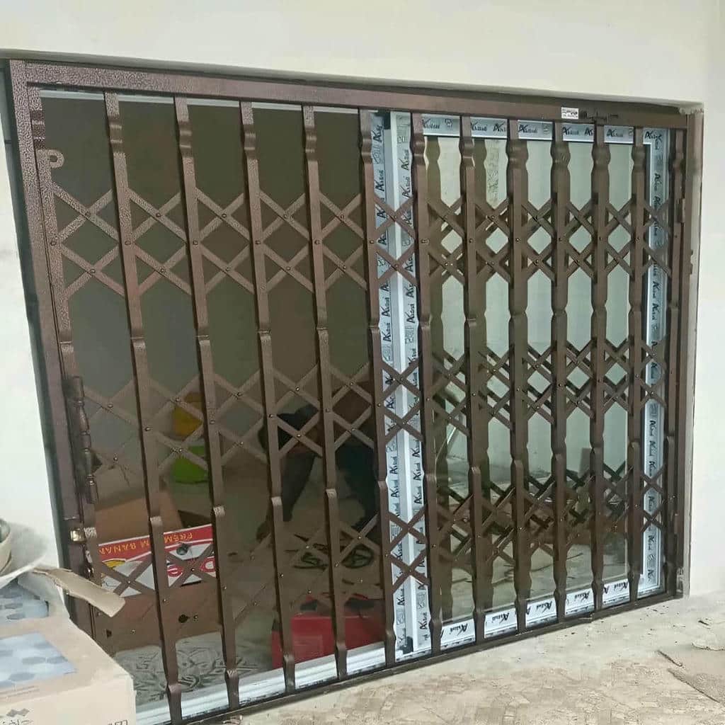 نصب درب آکاردئونی حفاظ آپارتمان چهارگل در بندر انزلی