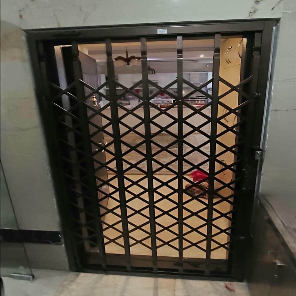 نصب درب آکاردئونی حفاظ آپارتمان چهارگل در کرمان