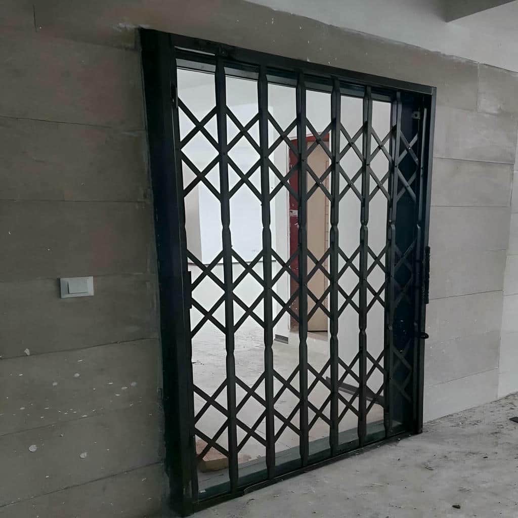 نصب درب آکاردئونی حفاظ آپارتمان چهارگل در تبریز