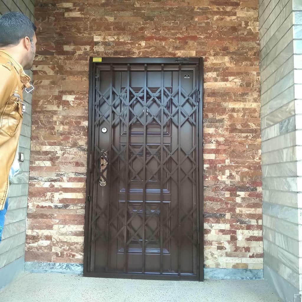 نصب درب آکاردئونی حفاظ آپارتمان چهارگل در بندر لنگه
