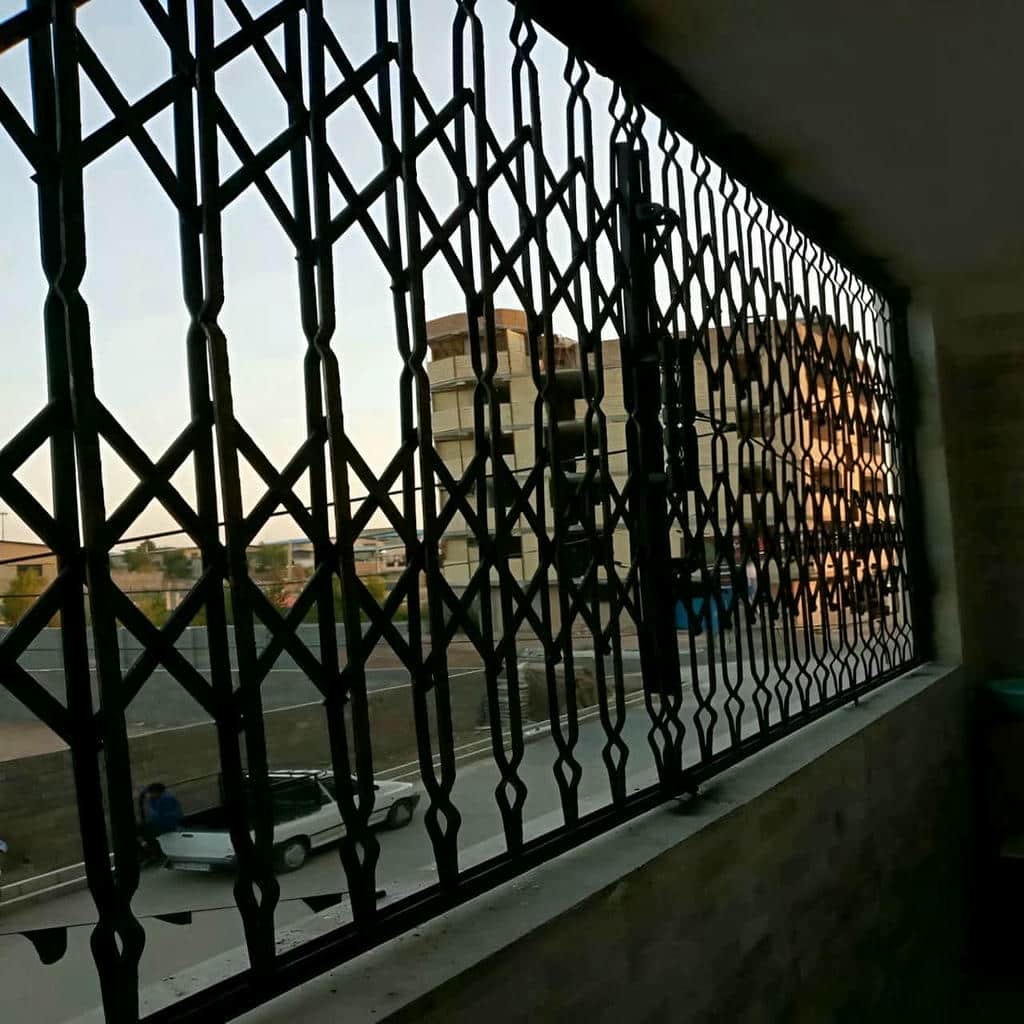 نصب درب آکاردئونی حفاظ آپارتمان چهارگل در زاهدان