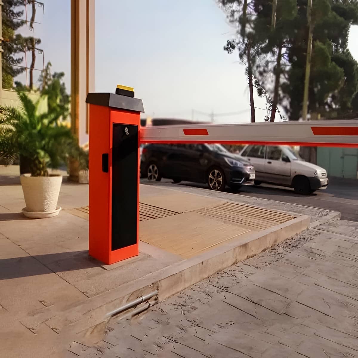 راهبند پارکینگ نصب شده کنار اتاق نگهبانی پارکینگ