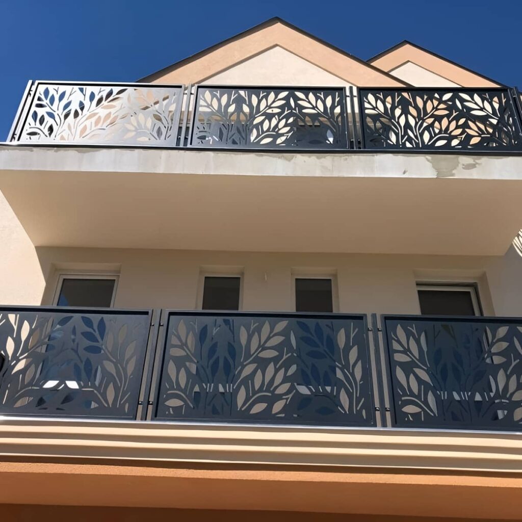 سفارش نرده سی ان سی گل‌دار برای تراس