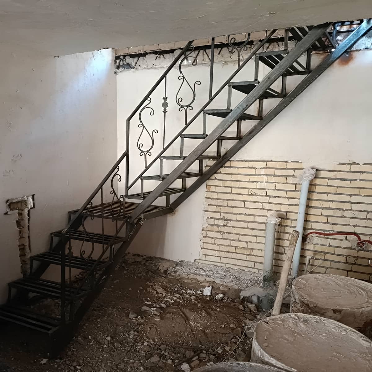پله آهنی کف چوبی مدرن با رنگ شاسی مات
