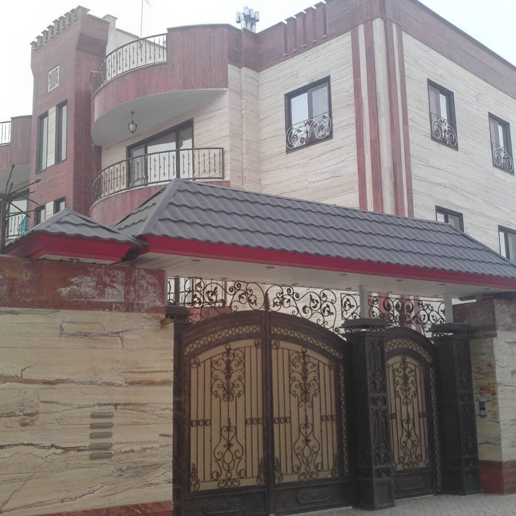 اجرای آردواز حیاط با شیب‌بندی دقیق