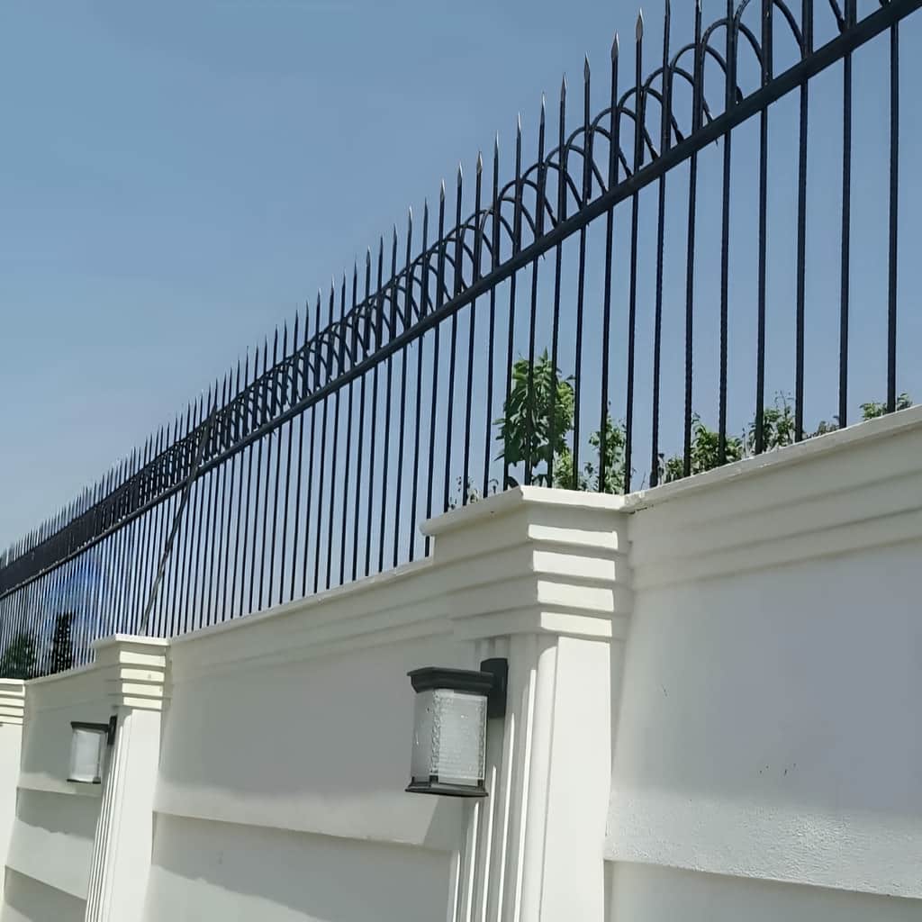 حفاظ سرنیزه ای فلزی با نصب دقیق روی تاج دیوار