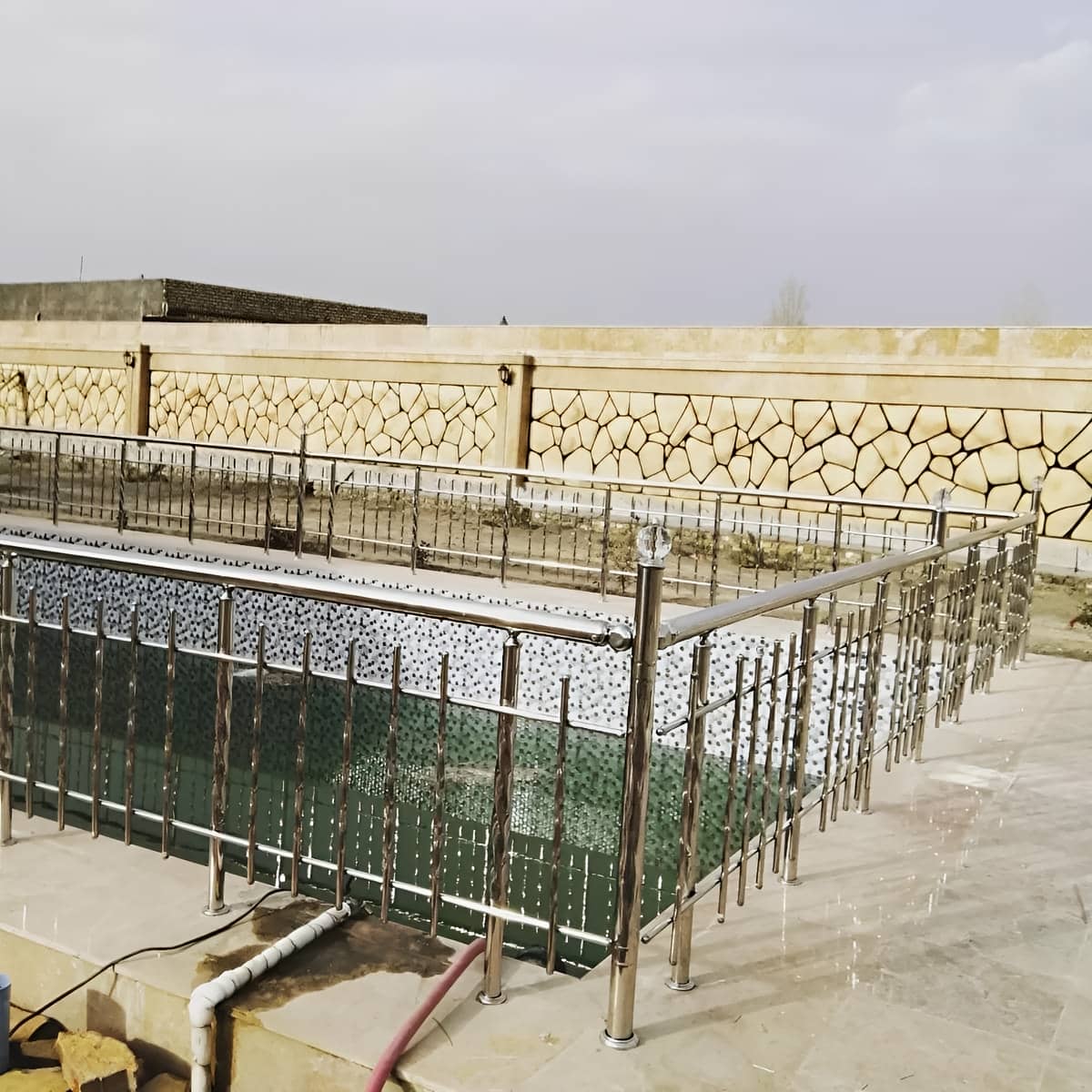 هندریل استیل دیواری ایمن با پایه های نصب شده روی دیوار هندریل استیل دیواری ایمن