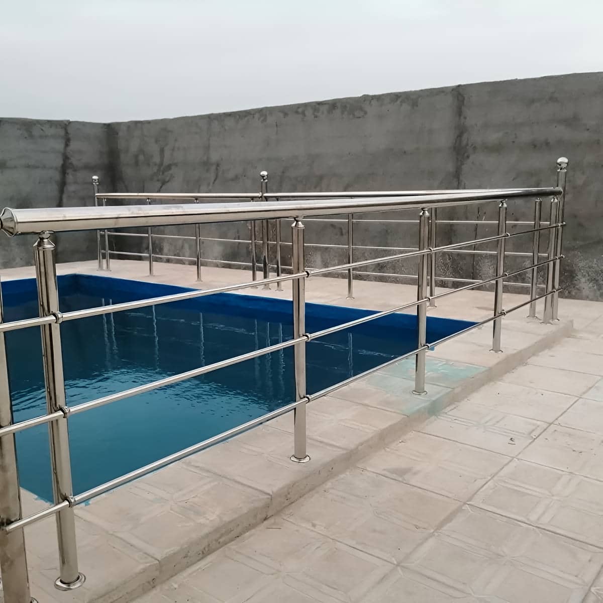 هندریل استیل دیواری ایمن با دستگیره لوله ای خوش دست هندریل استیل دیواری ایمن با دستگیره لوله ای خوش دست