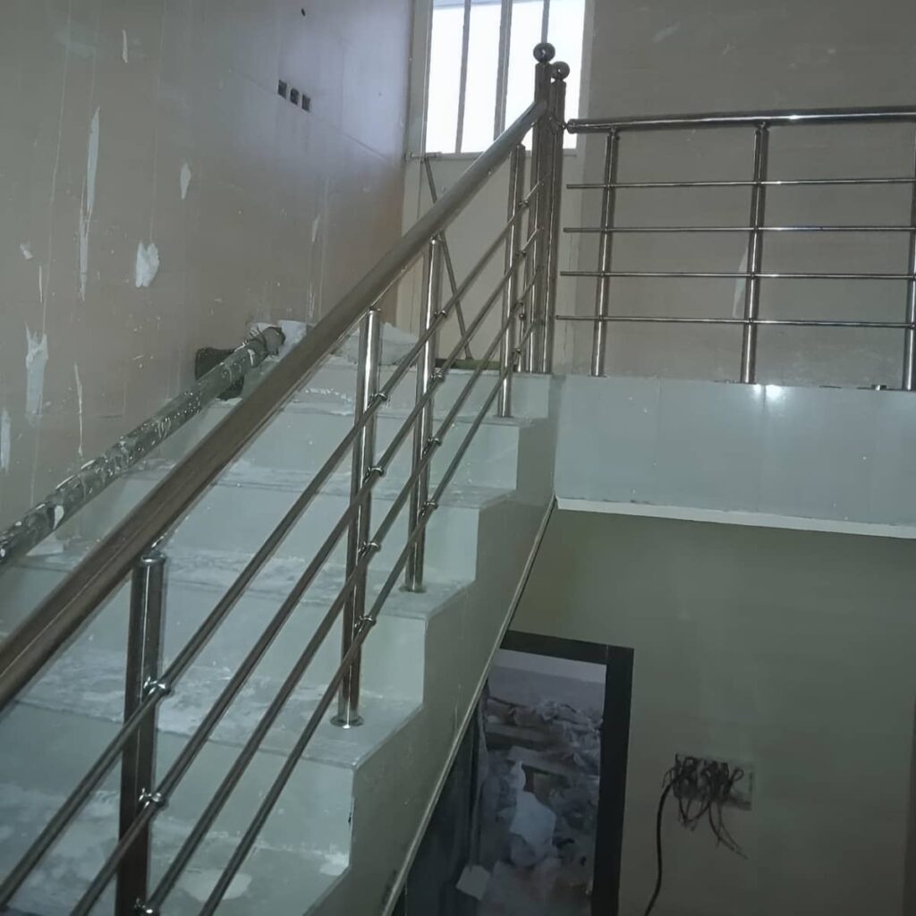 نرده استیل لوکس با پایه مقاوم و اتصالات ظریف