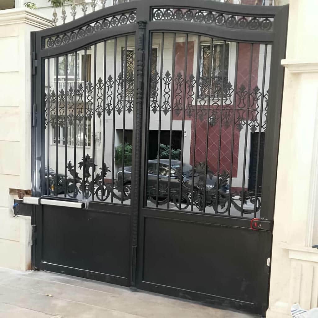 جک درب پارکینگ با چشمی ایمنی کنار ورودی