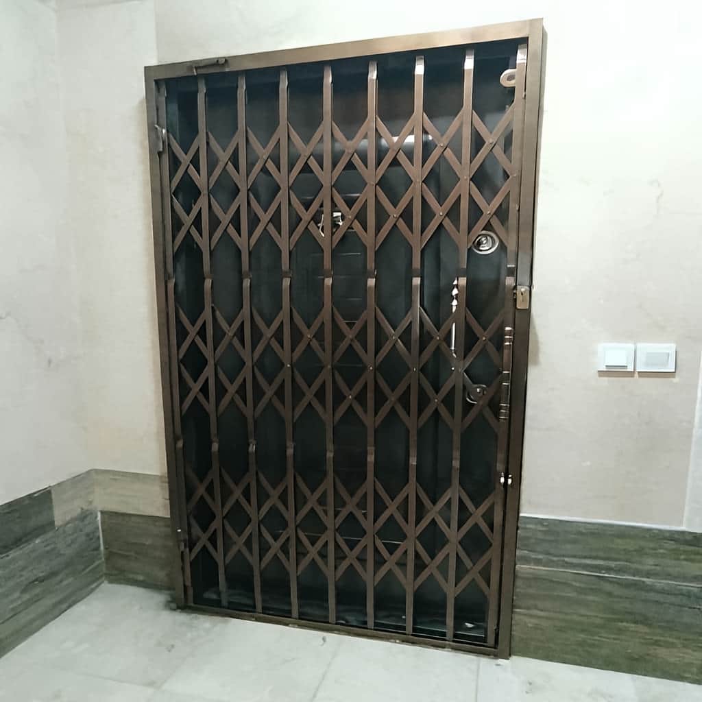 نصب حفاظ آکاردئونی آهنی سه لوزی روی چهارچوب فلزی