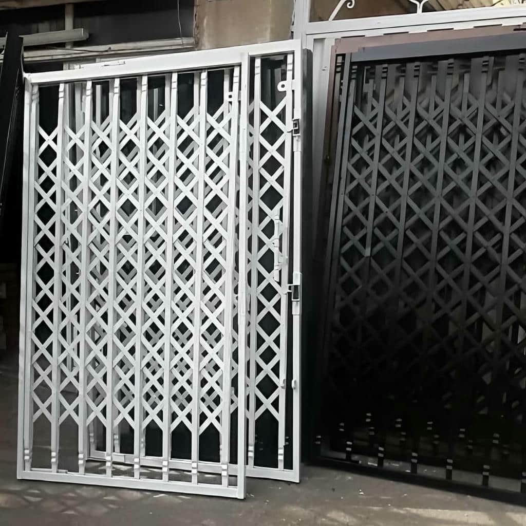 درب آکاردئونی مدرن مشکی ورودی اداری پنج گل