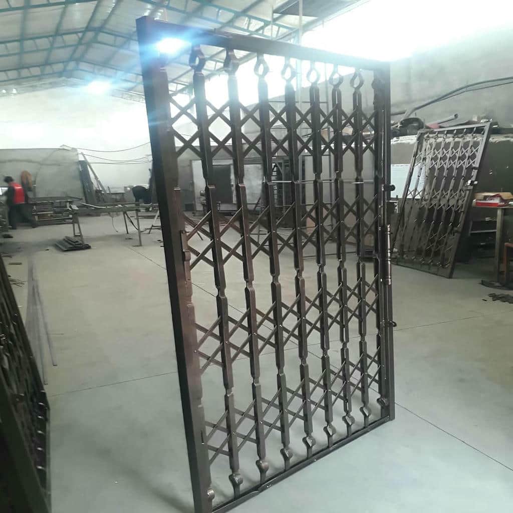 درب آکاردئونی طرح دار لوزی سه گل