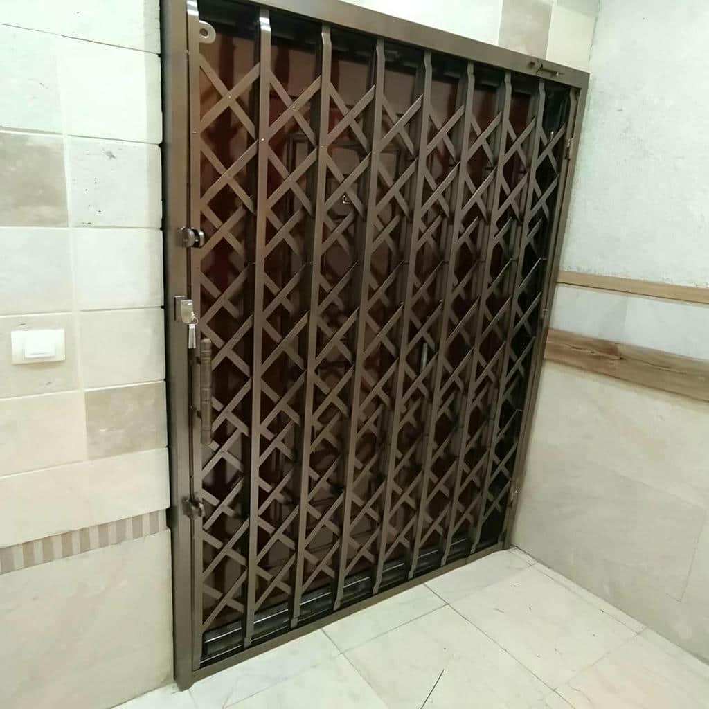 سفارش درب آکاردئونی تسمه پهن آهنی با ابعاد سفارشی