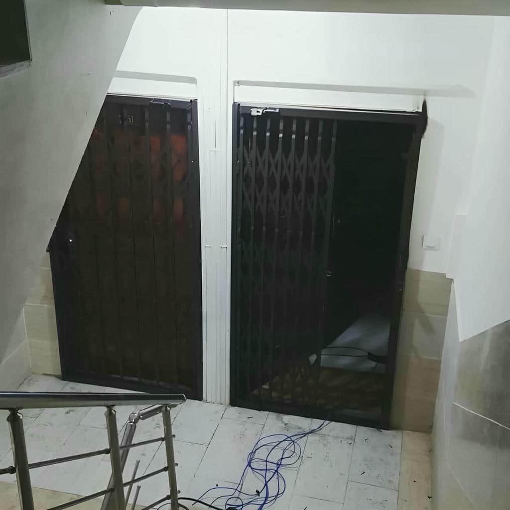 نصب حفاظ درب آپارتمان ضد دیلم روی چهارچوب فلزی