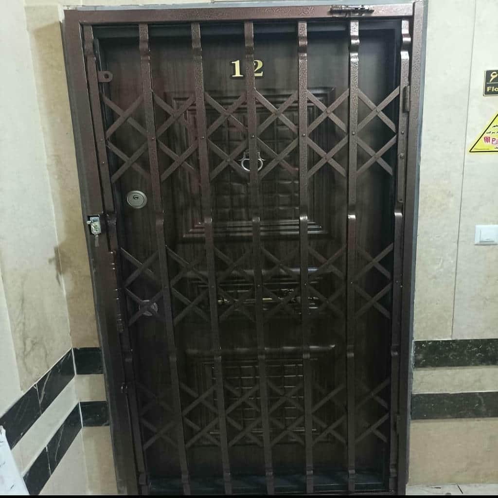 سفارش درب آکاردئونی مدرن مشکی ورودی اداری سفارشی