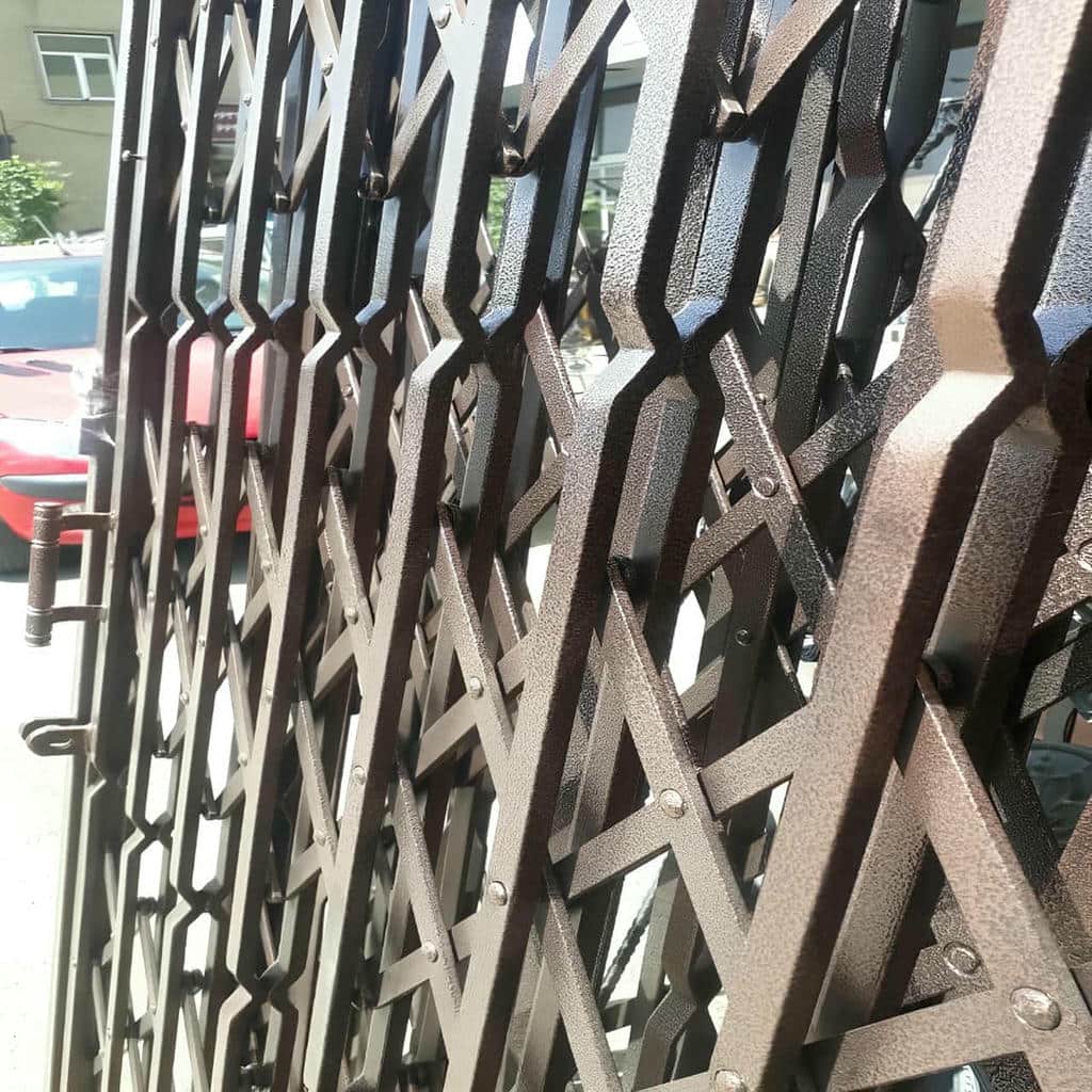 نصب درب آکاردئونی تسمه پهن آهنی روی چهارچوب فلزی