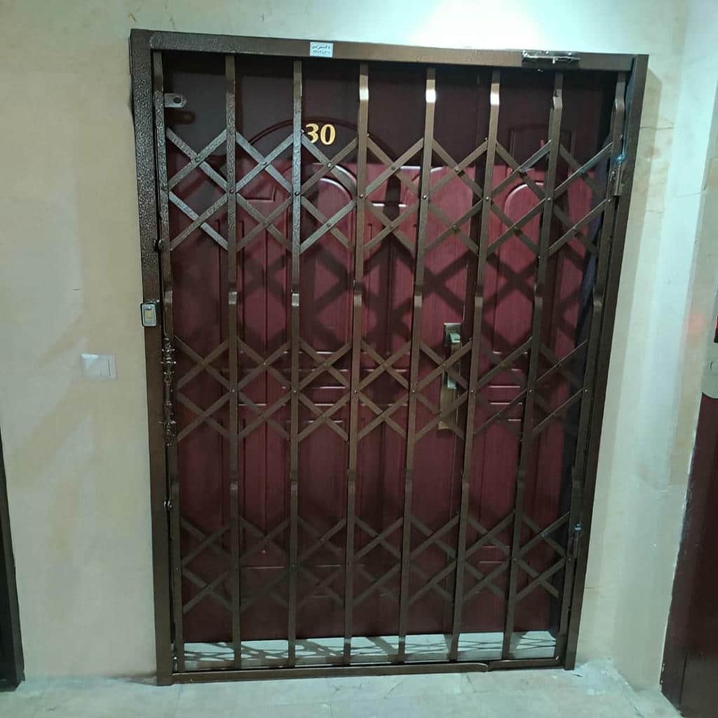 درب آکاردئونی مدرن مشکی ورودی اداری سه گل