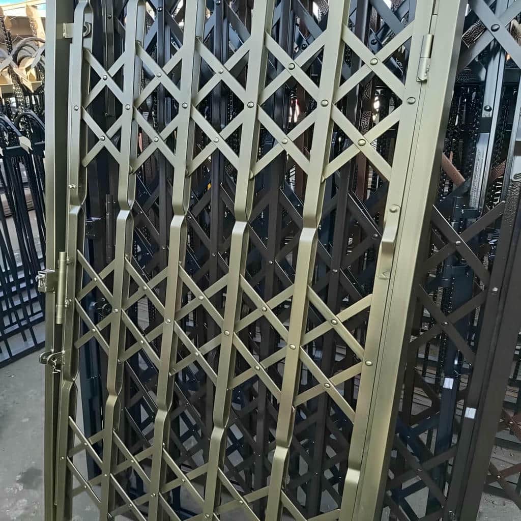 اجرای درب آکاردئونی مشکی طلایی با ریل تراز
