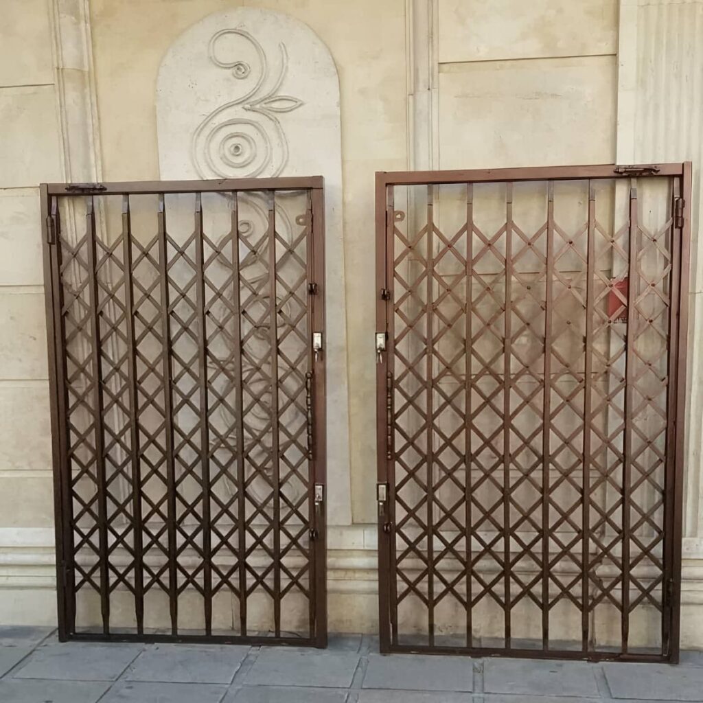 خدمات تعمیر درب آکاردئونی تسمه پهن آهنی