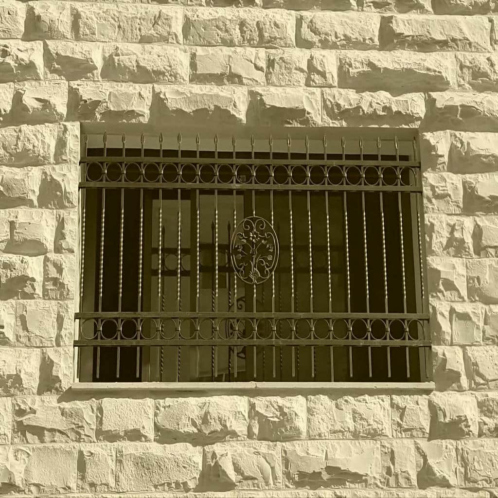 اجرای حفاظ پنجره جای گلدان دار روکار