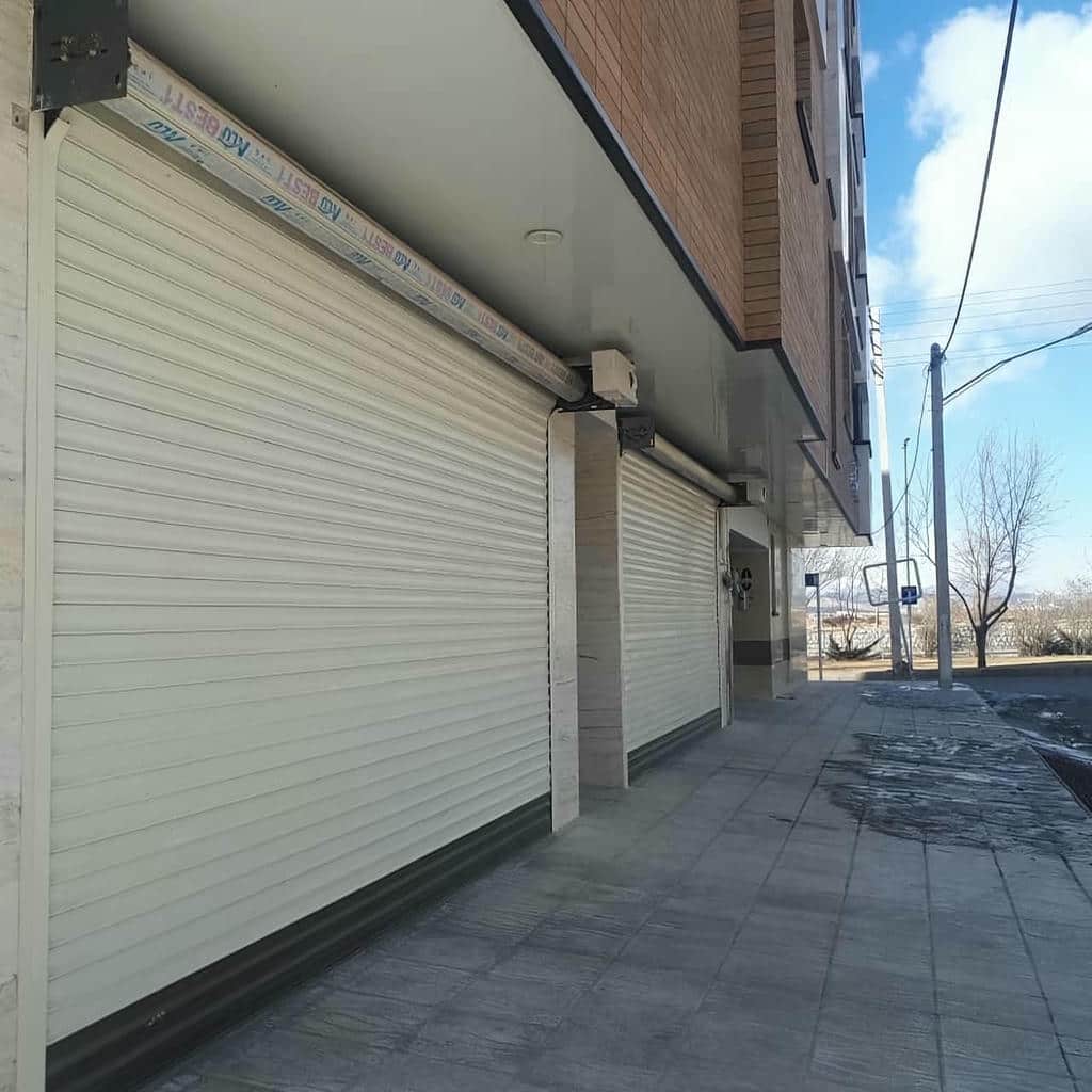 سفارش کرکره برقی مدرن نمای تجاری شفاف