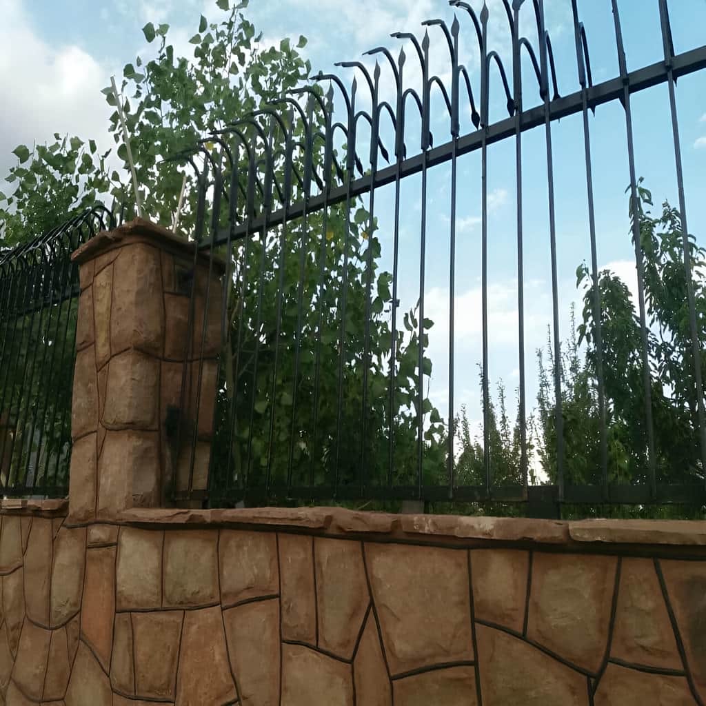 قیمت حفاظ سرنیزه ای دیوار حیاط بر اساس مشخصات