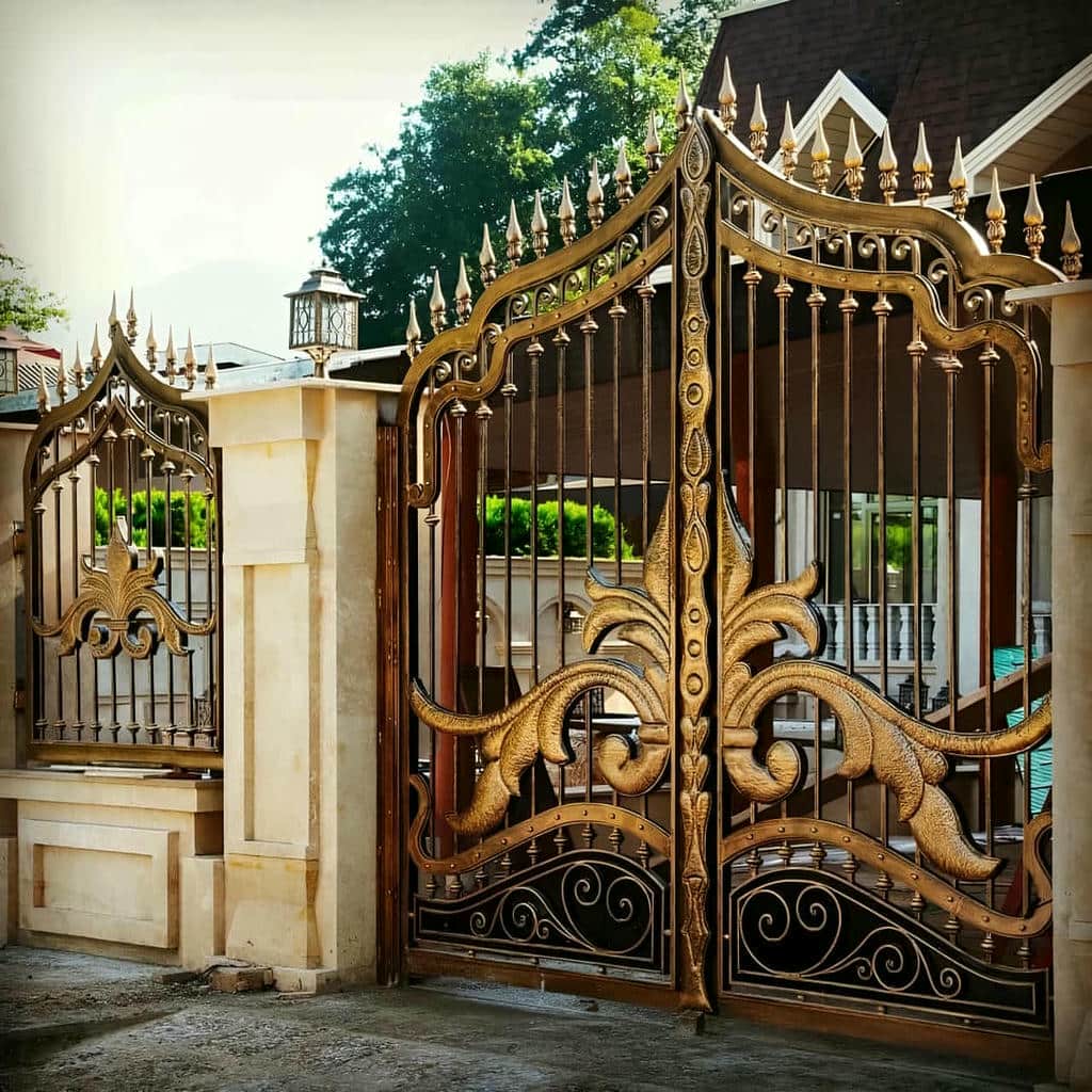 نصب درب فرفورژه روی ستون نمای رومی