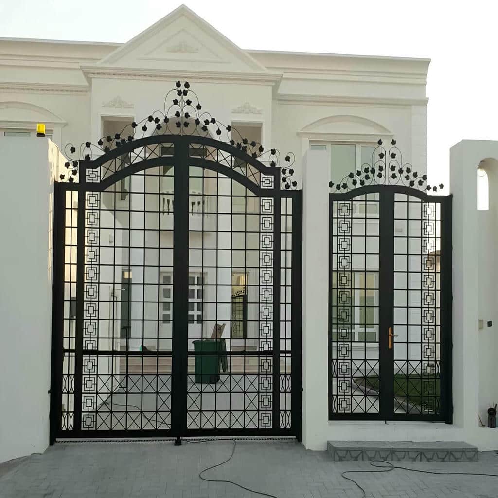 درب فرفورژه نمای رومی با پتینه طلایی