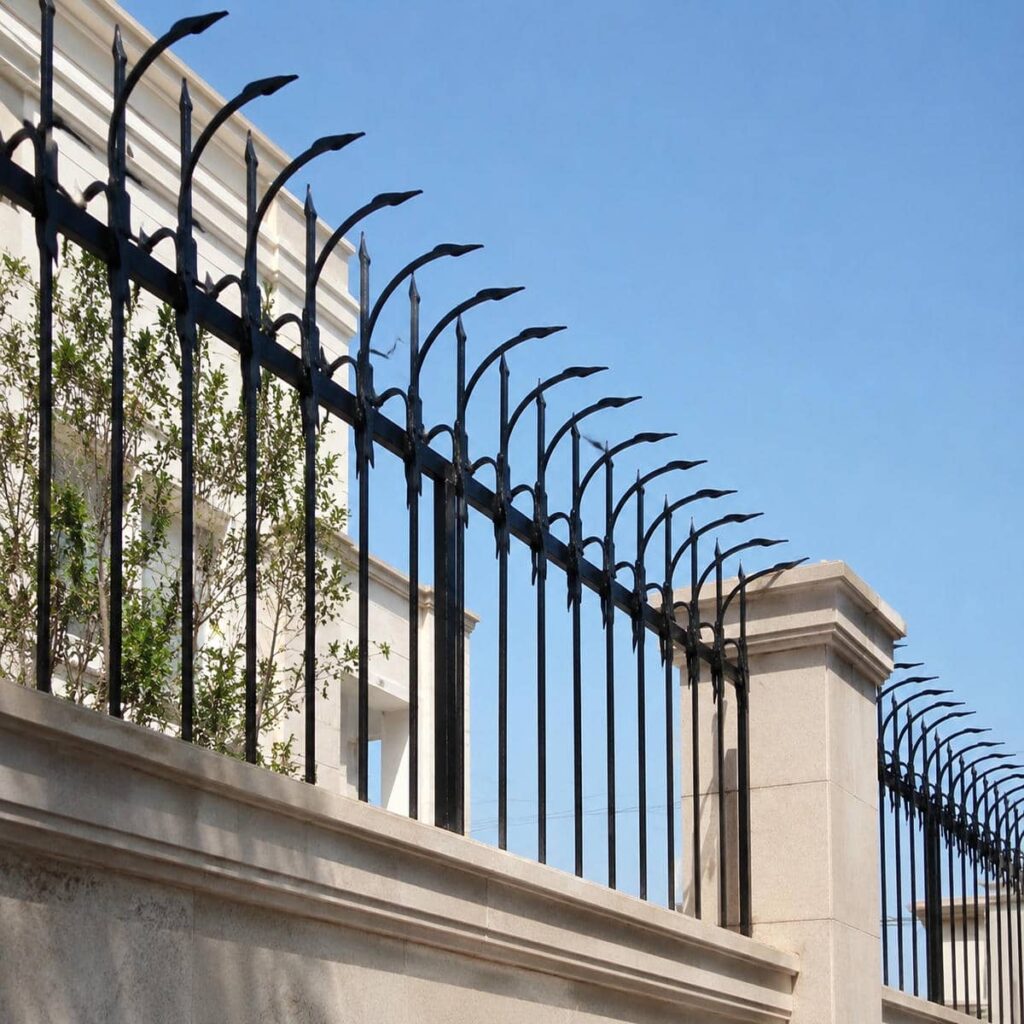 اجرای حفاظ دیوار کوتاه حیاط روی بتن