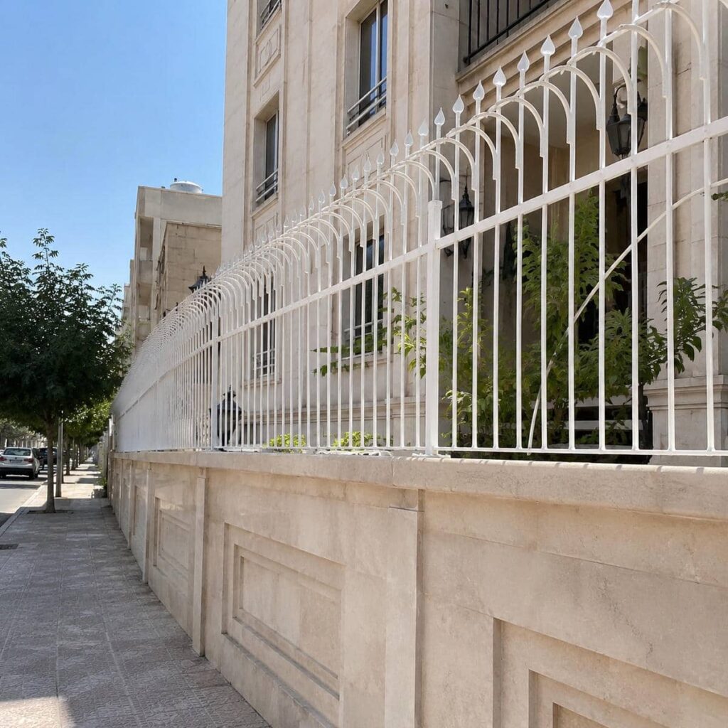 نصب حفاظ دیوار ویلایی مدرن طرح نیزه روی سنگ
