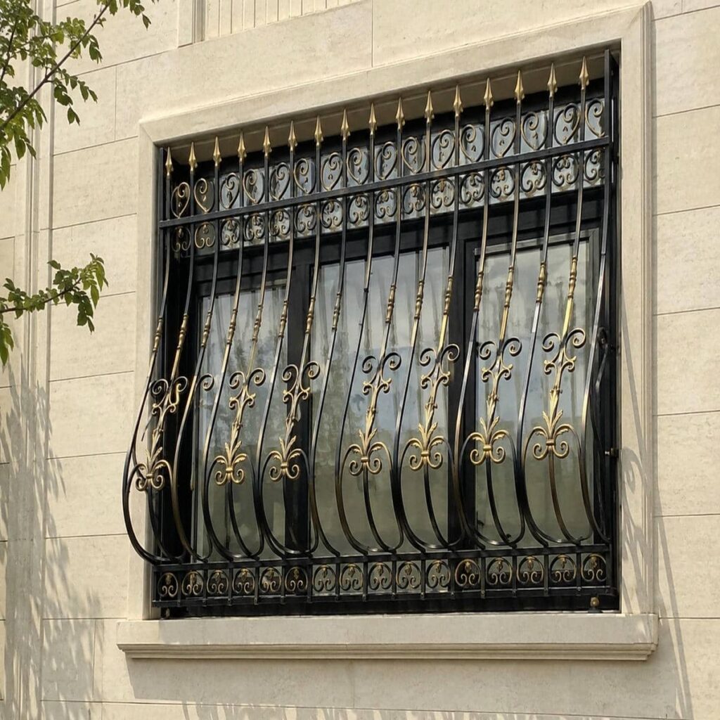 اجرای حفاظ پنجره مشکی طلایی روی نما