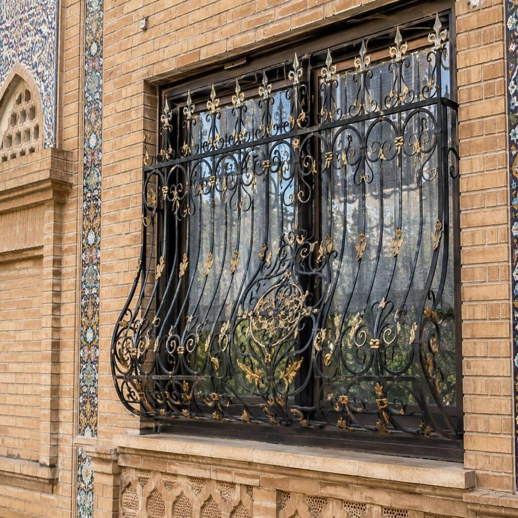 حفاظ پنجره مشکی طلایی نما مدل خطی
