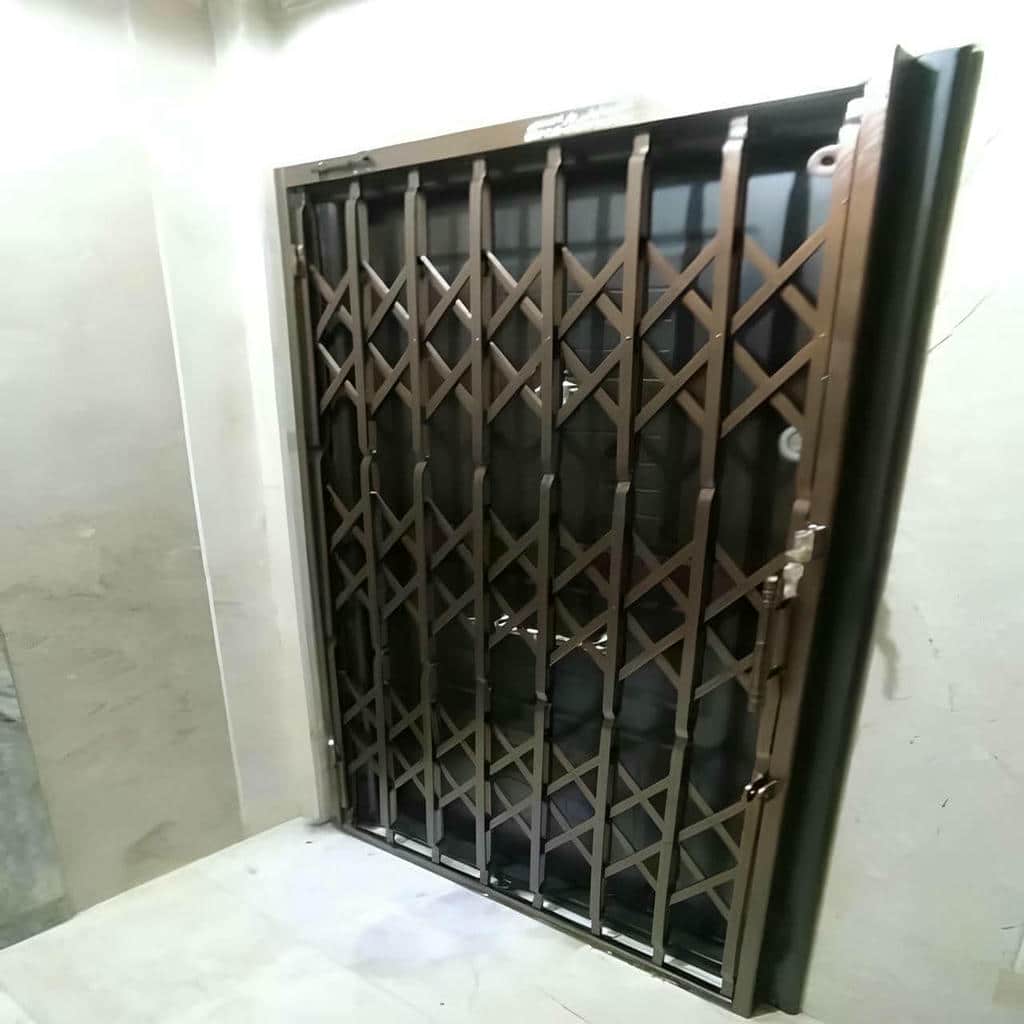 درب آکاردئونی ویلا و باغ در ورودی محوطه