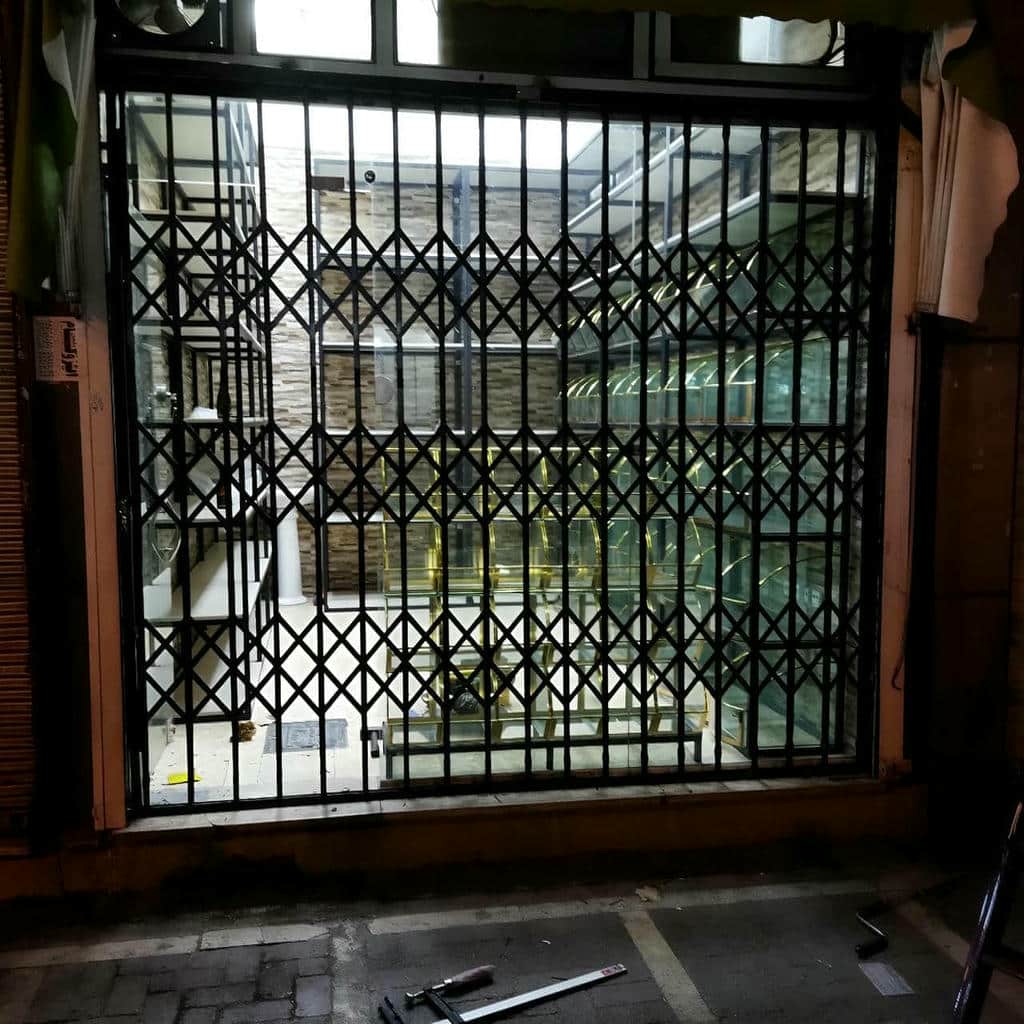 حفاظ پشت درب آپارتمان با ساختار فلزی مقاوم