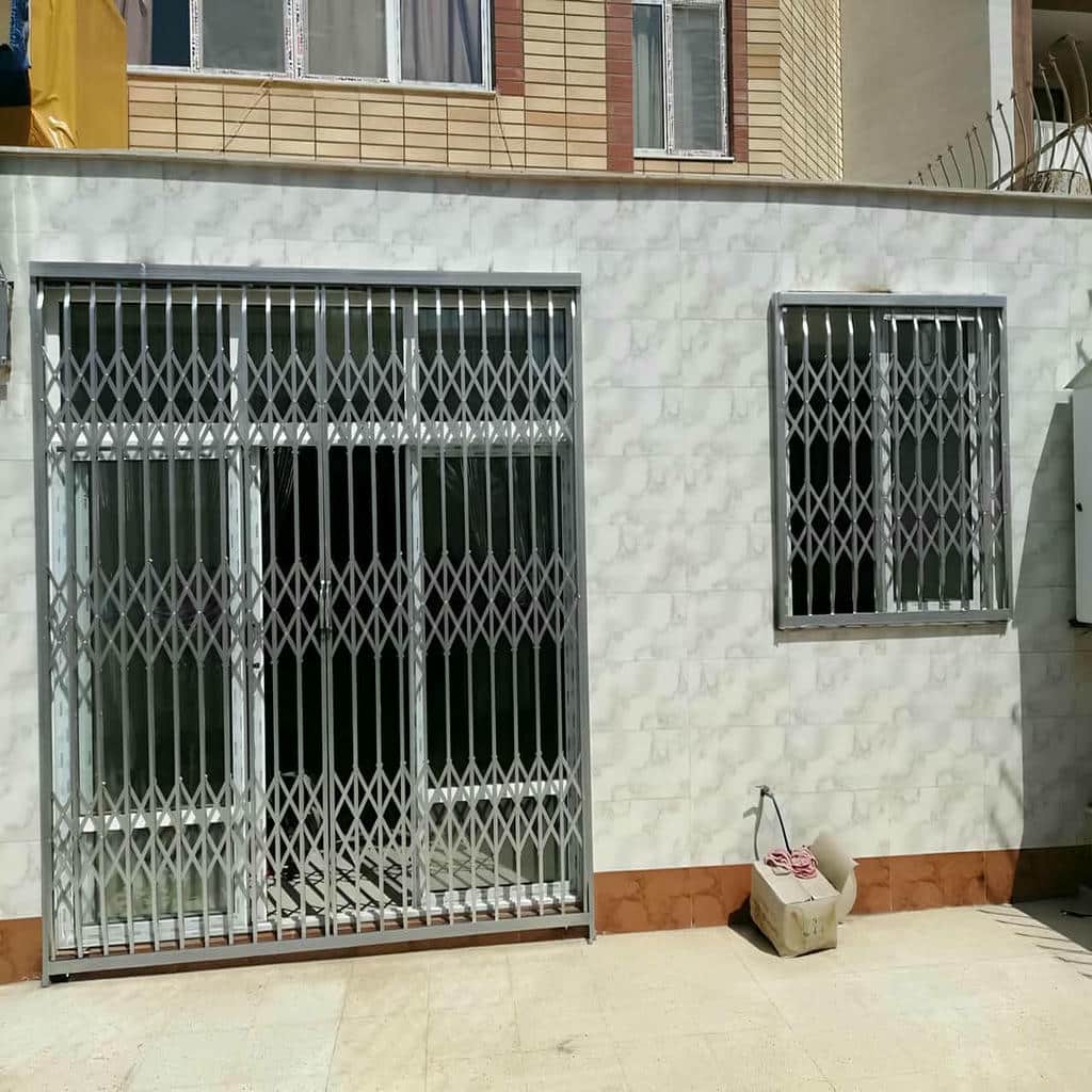 درب آکاردئونی ویلا و باغ با حفاظ کشویی قفل دار