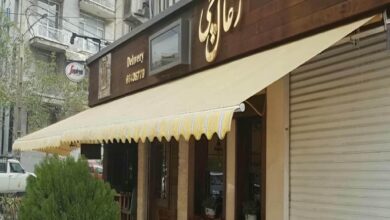 سایبان بازویی ساختمان مسکونی با پوشش مقاوم و طراحی کاربردی