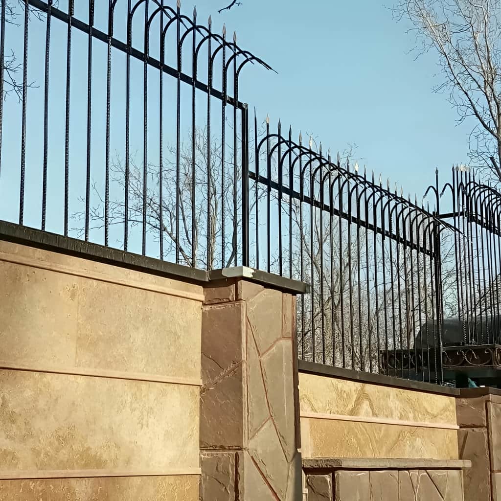 نرده روی دیوار برای حریم ساختمان