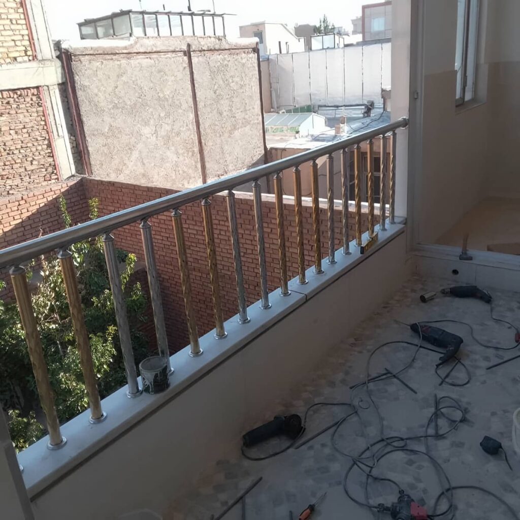 نرده چوبی راه پله با بافت طبیعی چوب
