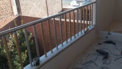 نرده چوبی راه پله با بافت طبیعی چوب