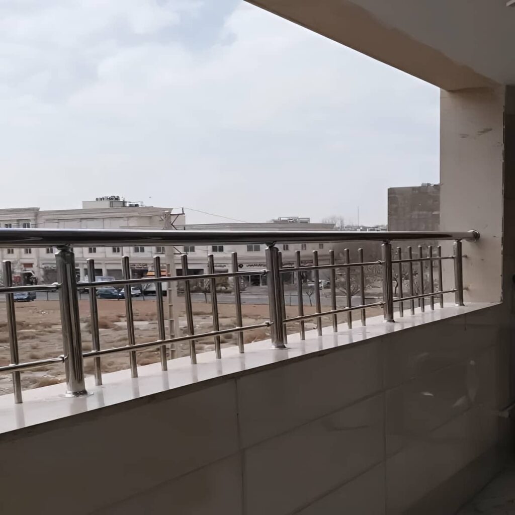 نرده چوبی راه پله با پوشش سطحی باکیفیت