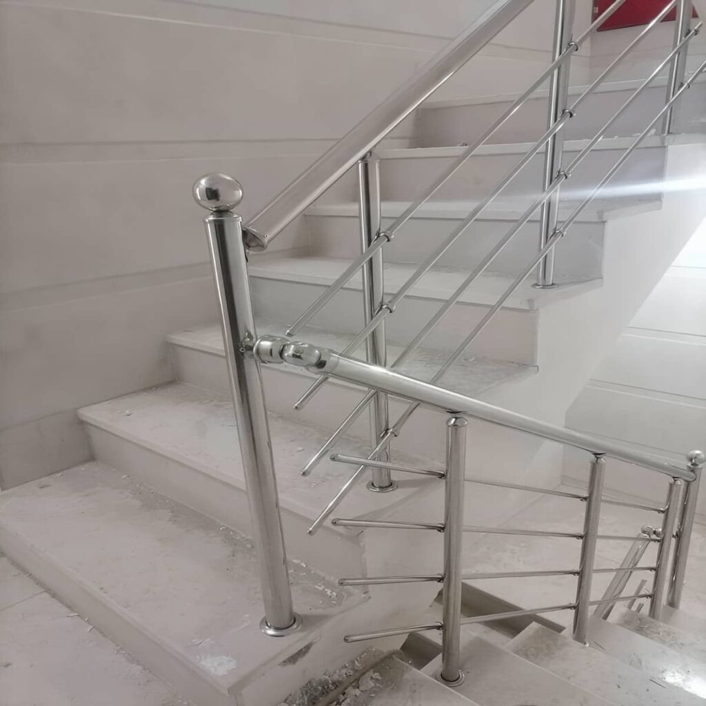 نرده استیل راه پله با پایه فلزی مقاوم