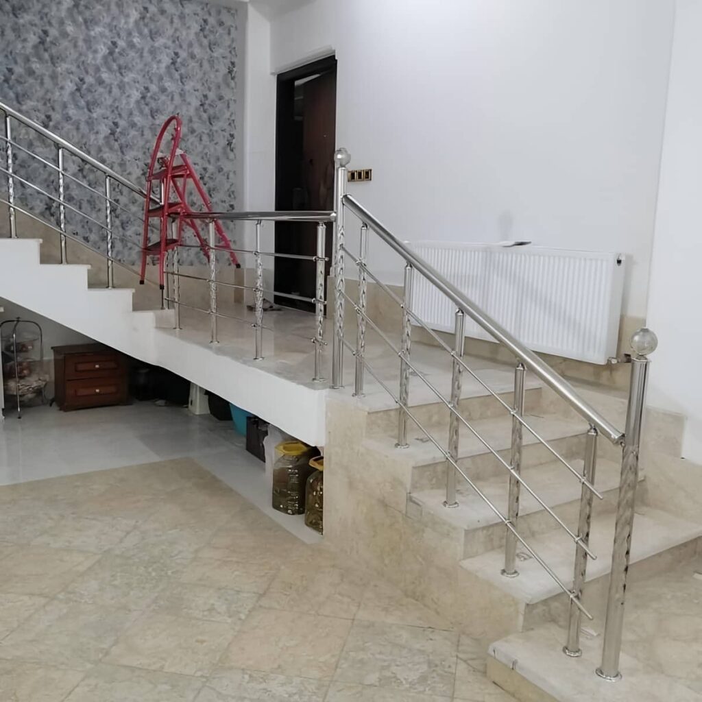 نرده استیل بالکن مات با طراحی ساده