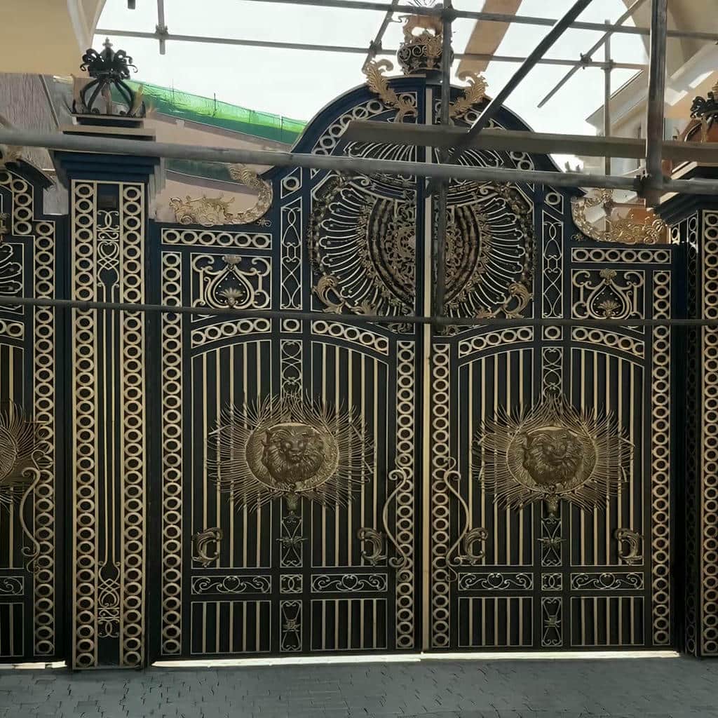 درب گلنرده دار فلزی با طراحی ورودی حیاط