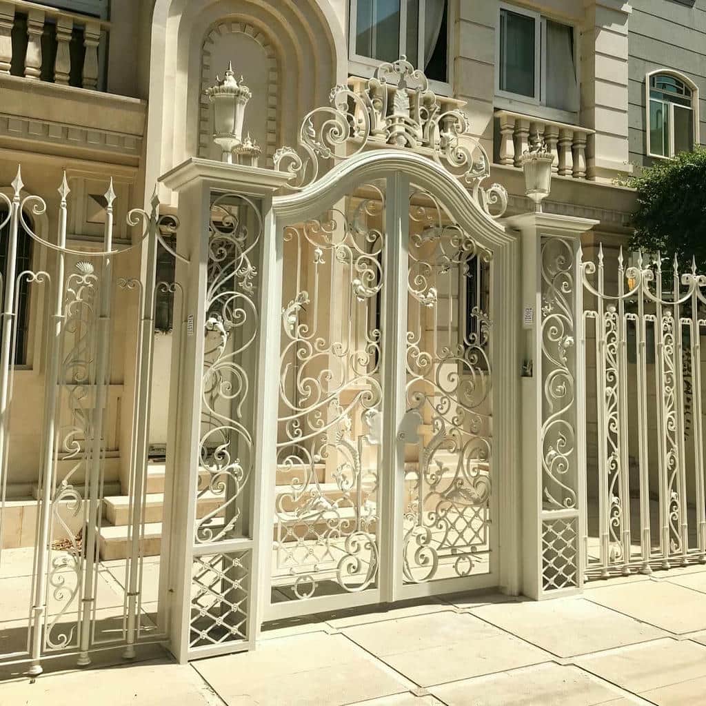 درب پارکینگ آهنی با رنگ هماهنگ نما