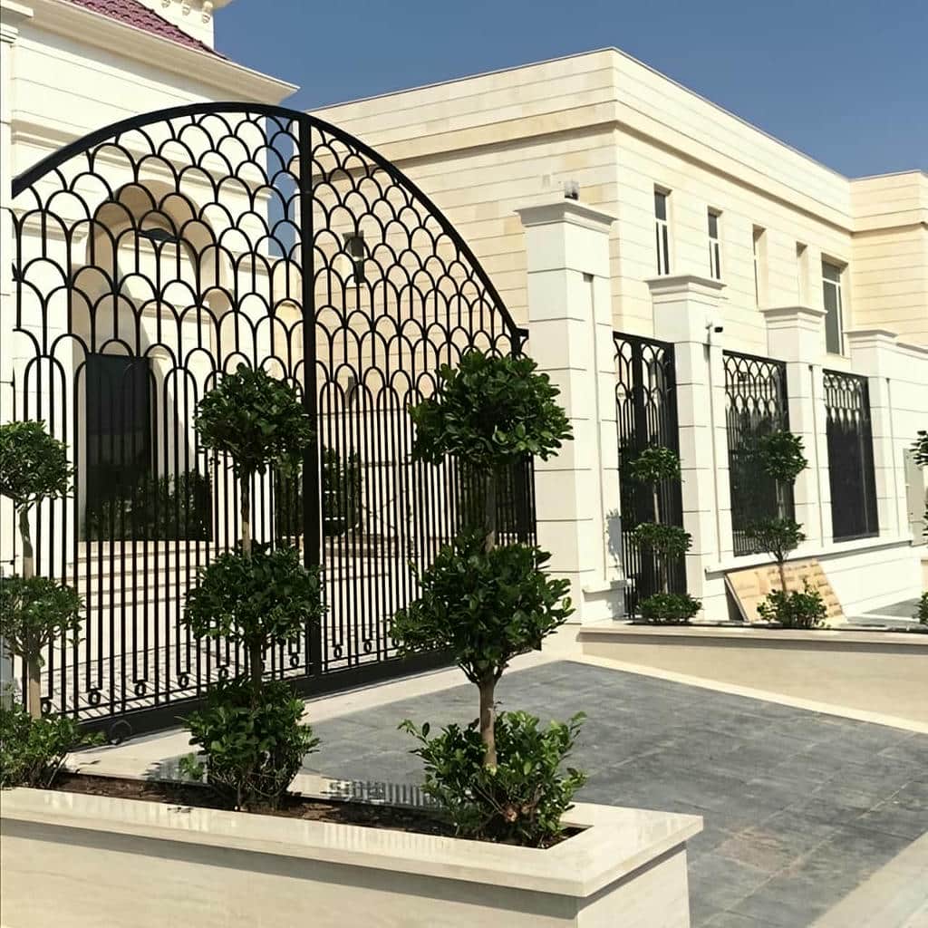 درب آهنی با طراحی هماهنگ نمای ساختمان