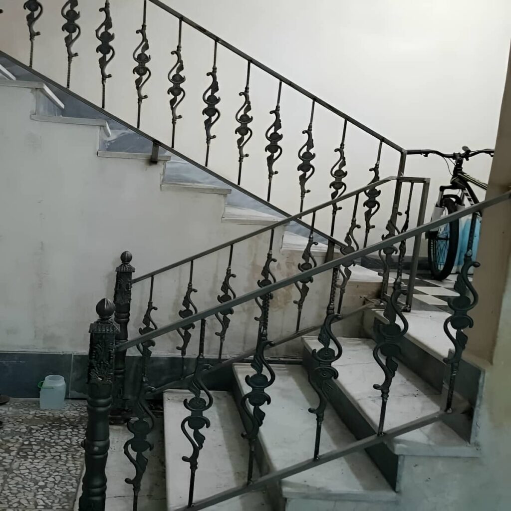 نرده فرفورژه راه پله مناسب فضای گرم و خشک