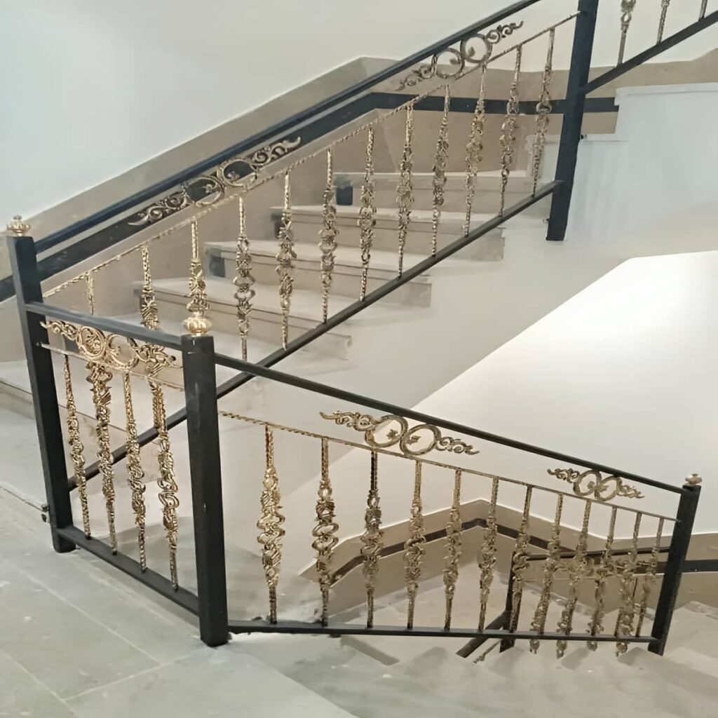 نرده فرفورژه راه پله با پوشش مناسب